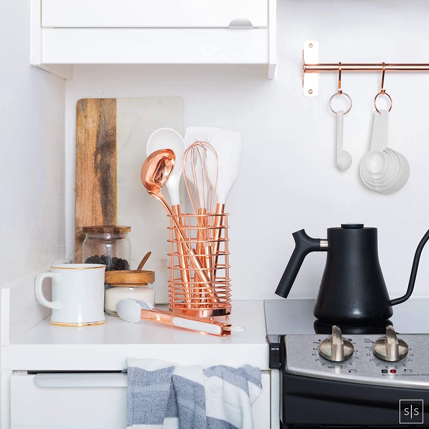 17 Pcs White Silicone & Copper Kitchen Utensils Set with Holder - Rose Gold Kitchen Utensils Set Includes White & Copper Measuring Cups and Spoons & Copper Utensil Holder - Kitchen Accessories
