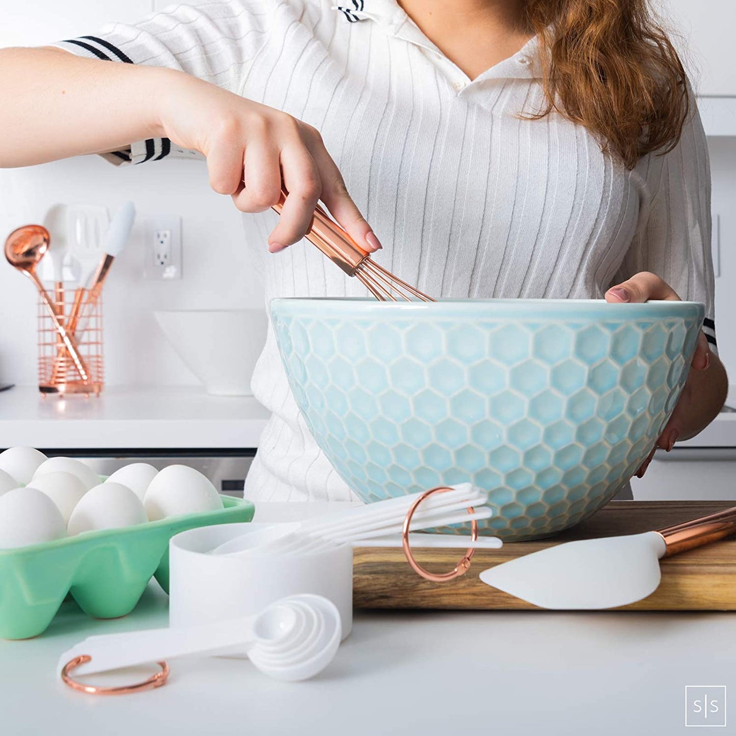 17 Pcs White Silicone & Copper Kitchen Utensils Set with Holder - Rose Gold Kitchen Utensils Set Includes White & Copper Measuring Cups and Spoons & Copper Utensil Holder - Kitchen Accessories